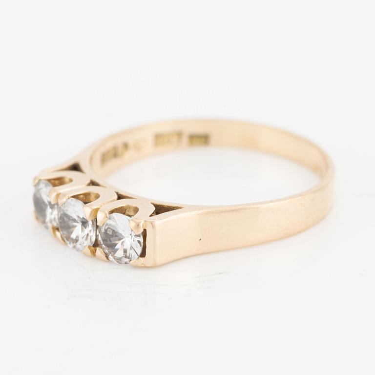 Ring in 18K gold with white stones.