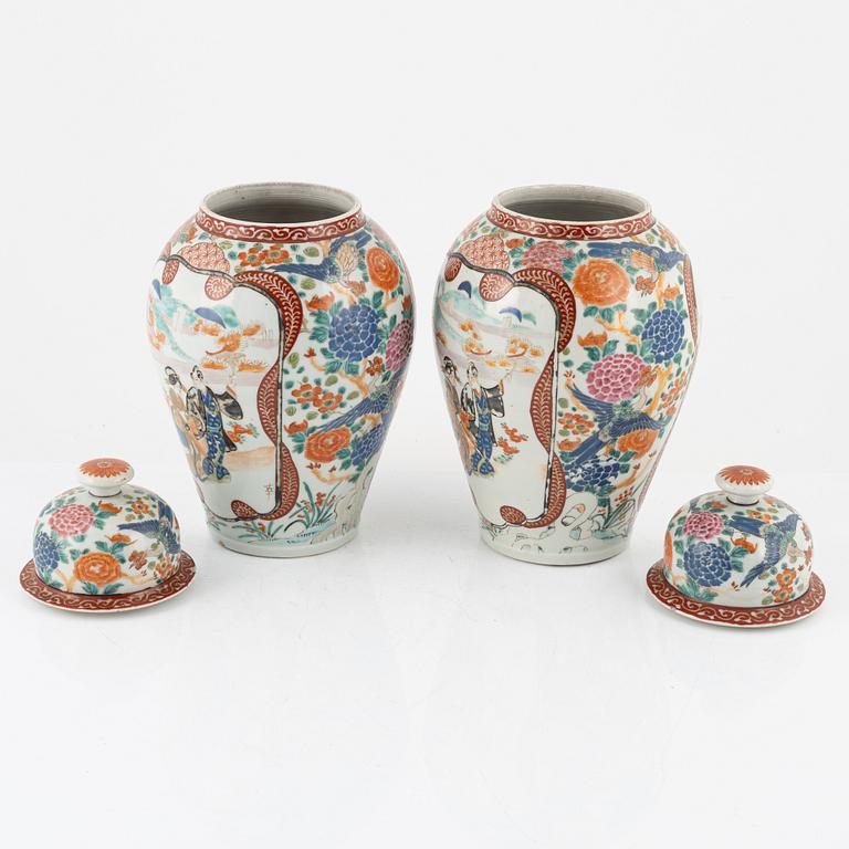 A pair of lidded porcelain urns, Japan, early 20th century.
