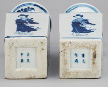 A set of two blue and white vase, Qing dynasty.
