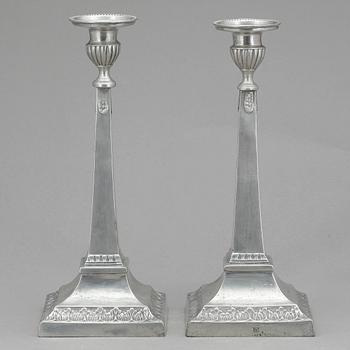 LJUSSTAKAR, ett par, tenn,  P.H. Lundén Lidköping (mästare 1797-1834).