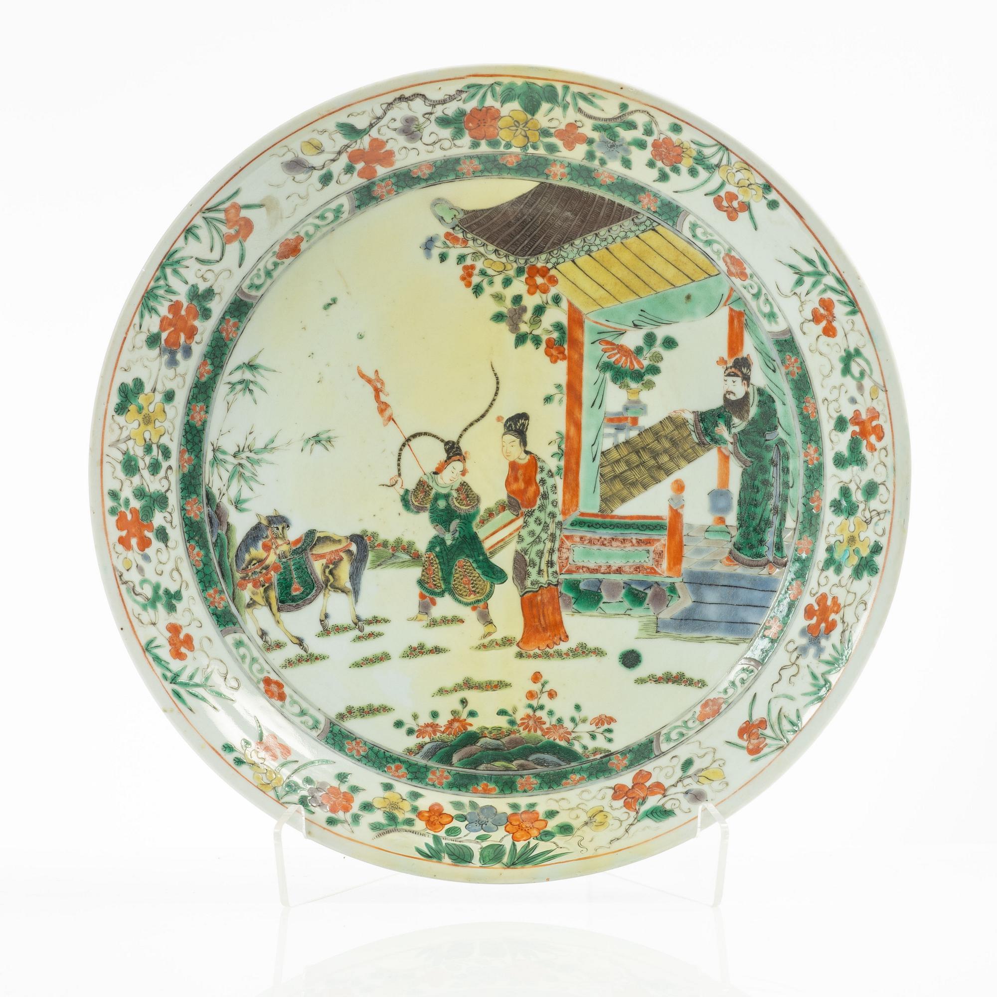 A large Chinese famille verte dish, Qing dynasty, Kangxi (1662-1722).