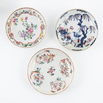 Koppar och fat samt vas, 13 delar, porslin, Kina, Qingdynastin, mestadels Qianlong (1736-95).