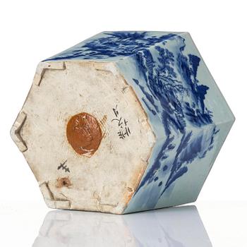 A blue and white flower pot, Qing dynasty, 19th century.