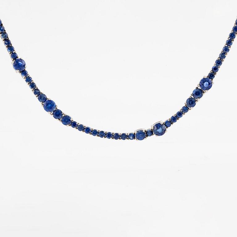 Collier 18K vitguld med fasettslipade safirer.