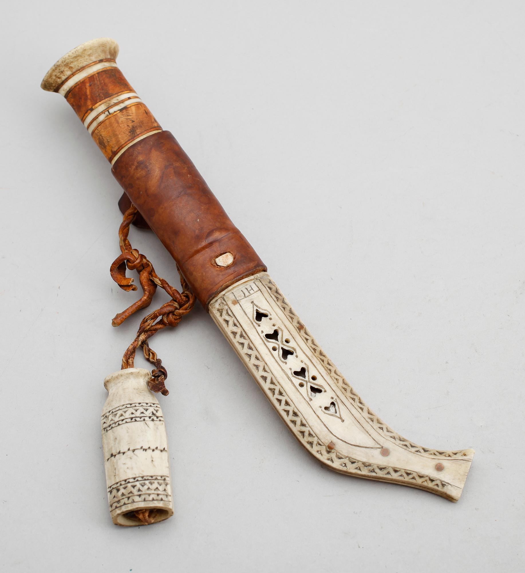 SAMEKNIV, ben och läder, monogramsignerad JH, 1900-talets första hälft.
