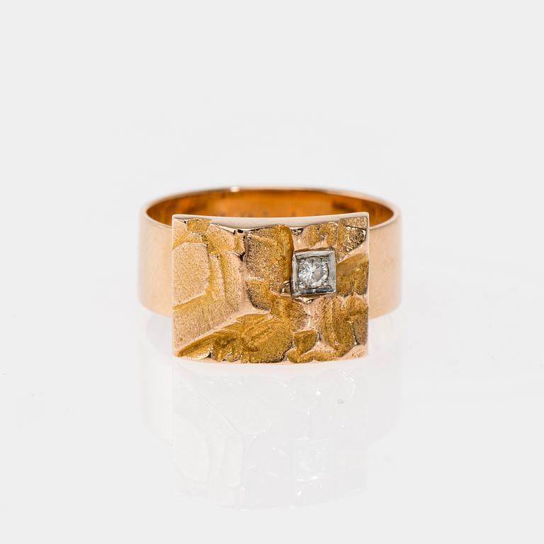 RING, 14K guld, briljantslipad diamant. Björn Weckström, Lapponia 1968. Vikt ca 8,9 g.