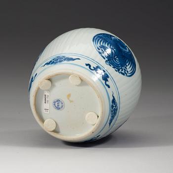 A blue and white jar, Qing dynasty, Kangxi (1662-1722).