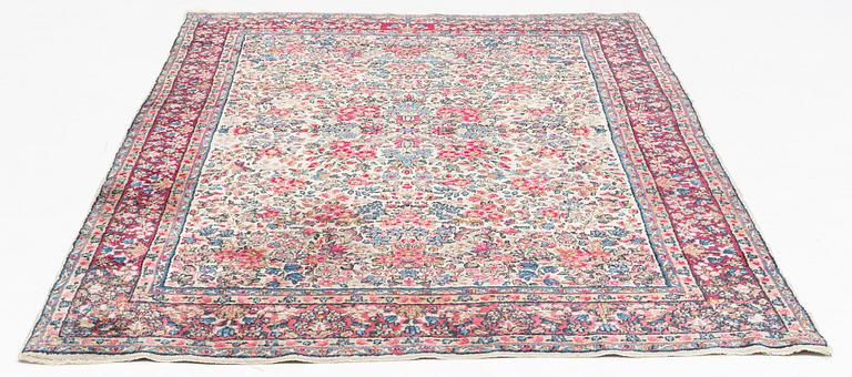 An Oriental carpet, c. 272 x 180 cm.
