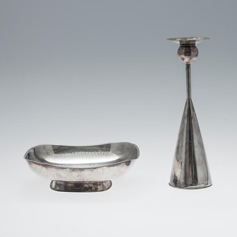 SKÅLFAT, silver, Auran Kultaseppä 1974 samt LJUSSTAKE, silver, Kultakeskus 1964. Vikt tot. 414 g.