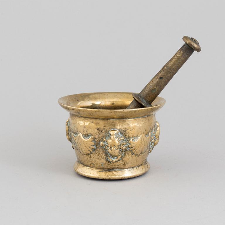 A 17TH CENTURY BRONZE MORTAR AND PESTLE.