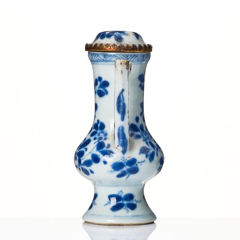 Miniatyrkanna med lock, silvermonterat porslin. Qing dynastin, Kangxi (1662-1722).