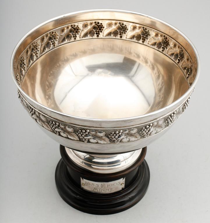 SKÅL PÅ FOT, silver, CG Hallberg, Stockholm 1904. Vikt ca 1342 g. exkl. sockel.