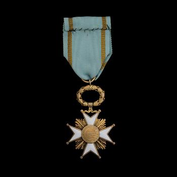 KUNNIAMERKKI, Kolmen Tähden ritarikunta, ritarimerkki, kullattua hopeaa. Latvia 1924-30-luku.