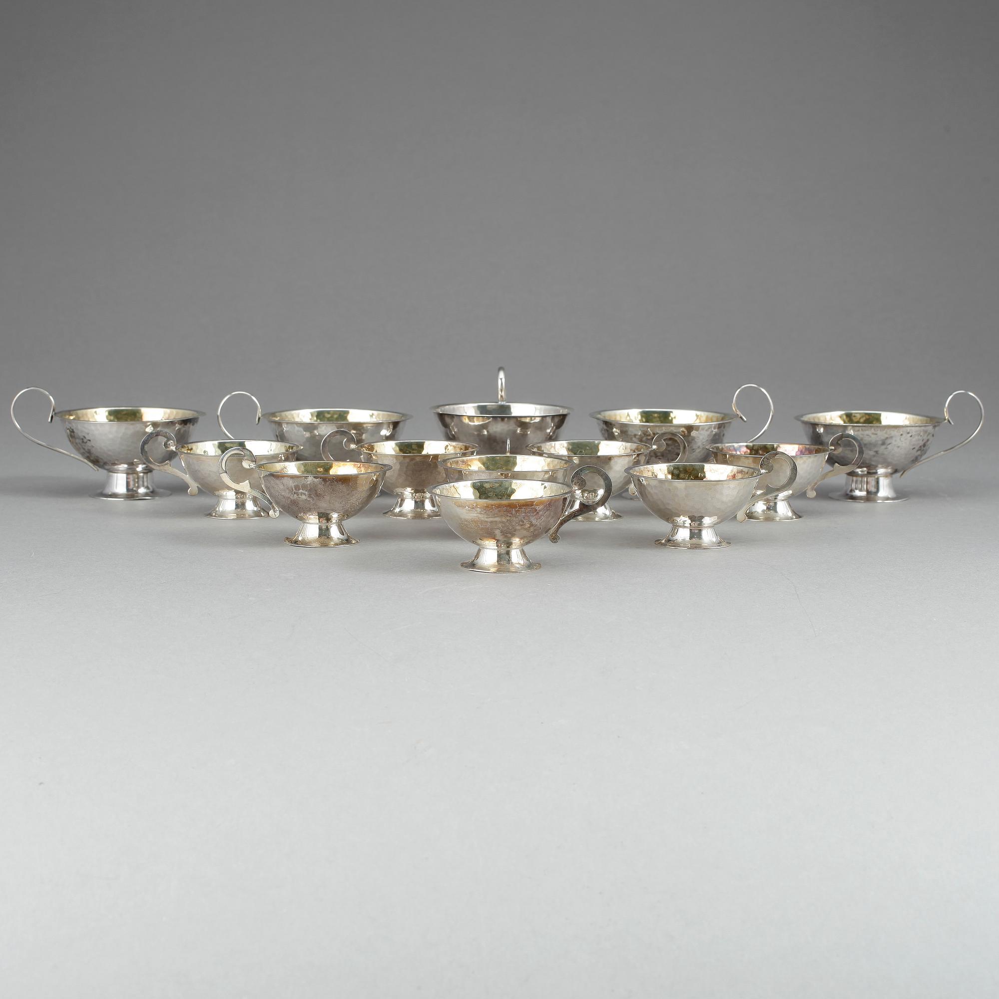 PUNSCHKOPPAR, 13 st, silver, CG Hallberg, Stockholm samt K&EC, Göteborg, omkring 1900-talets mitt. Tot vikt ca 349 gram.