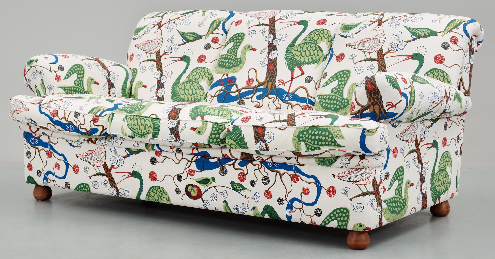 A Josef Frank sofa by Svenskt Tenn, model 703.
