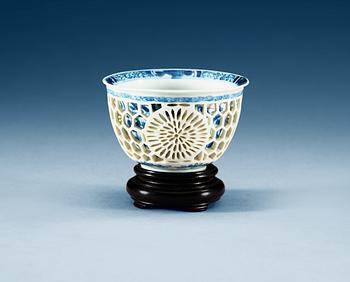 1559. A blue and white cup, Qing dynasty, Kangxi (1662-1722).