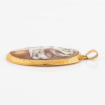 Pendant in 18K gold with a cameo of agate.