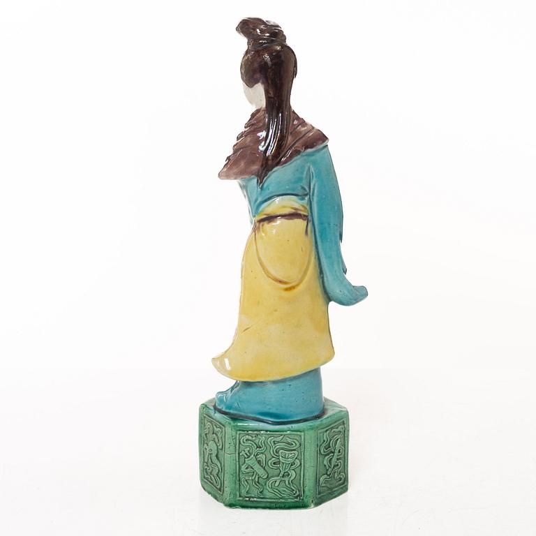 A Chinese porcelain figure of an elegant lady, 20th century.
