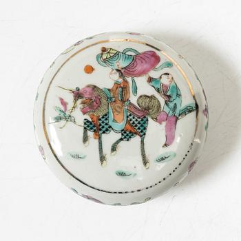 A set of nine Chinese porcelain pieces, 19th Century.