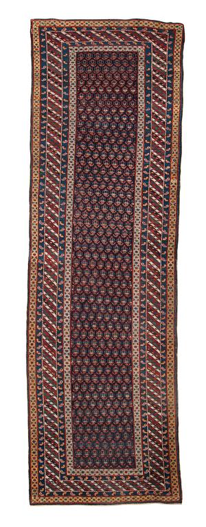 SEMI-ANTIQUE CAUCASIAN RUNNER. 357,5 x 113 cm.