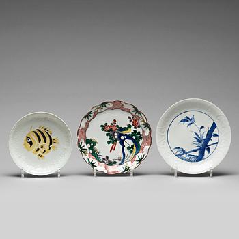 736. A set of three Japanese dishes, 18/19th Century.
