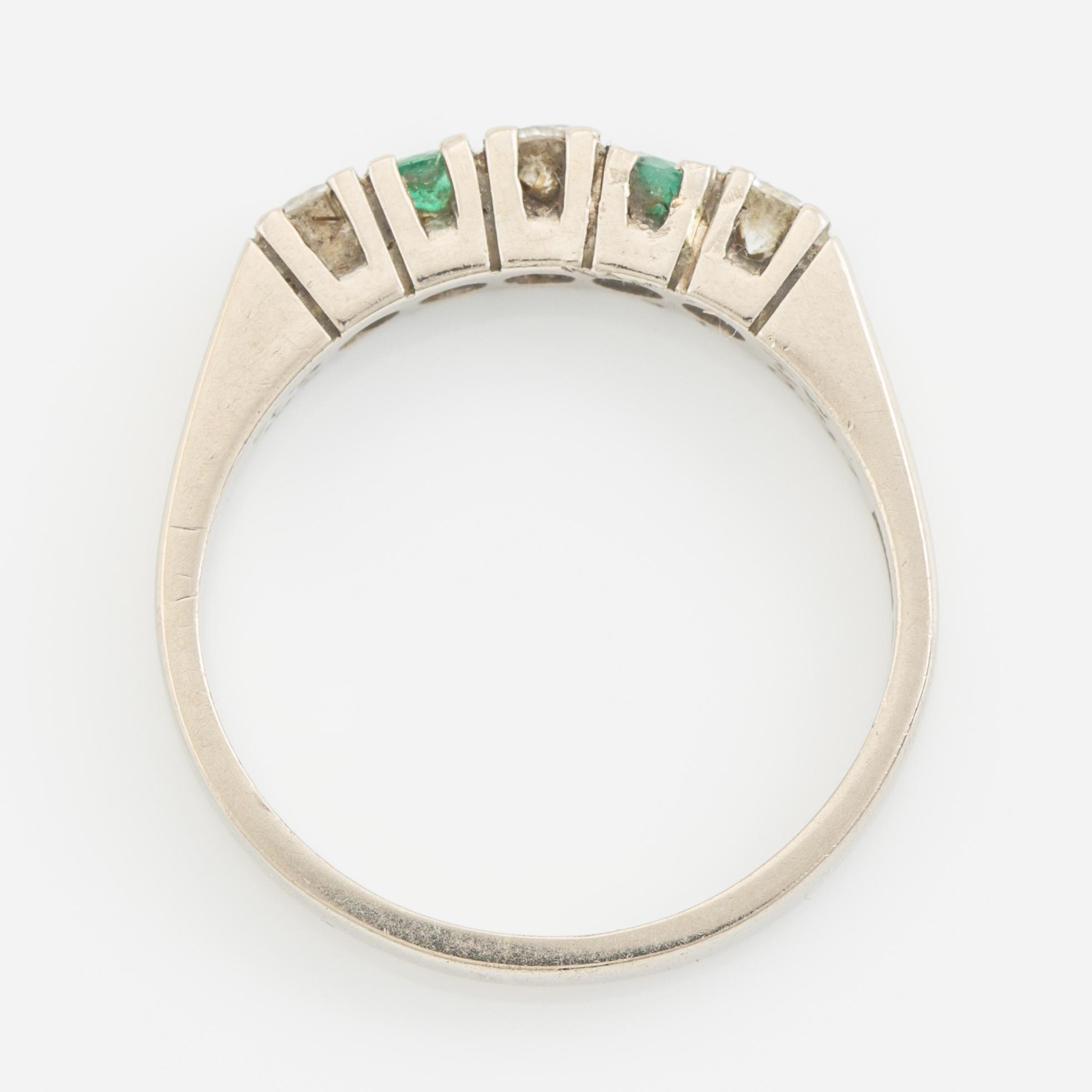 Ring, vitguld med briljantslipade diamanter och smaragder.