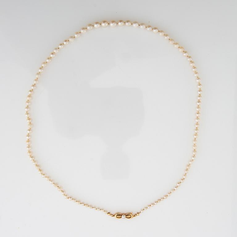 Pearl necklace, cultured pearls, clasp in 18k gold.