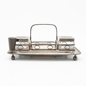 Skrivställ, silver, London, England, 1933, samt brevkniv, Hugo Strömdahl, Stockholm, 1953 och sigill.