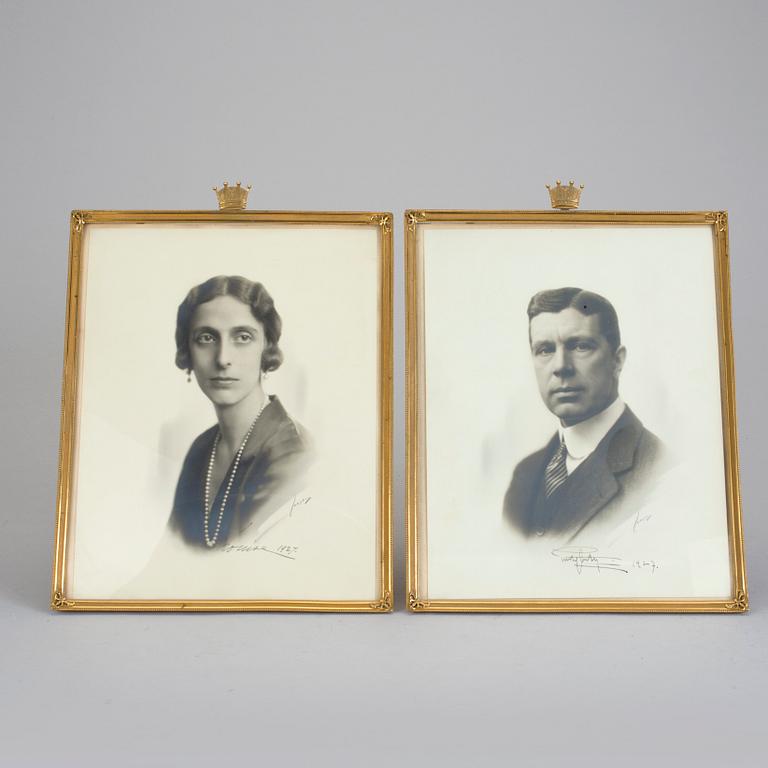 KRONPRINS GUSTAF ADOLF OCH KRONPRINSESSAN LOUISE, egenhändigt signerade fotografier daterade 1927, ett par.