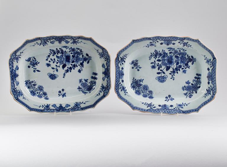 SKÅLFAT, 2 st,  porslin, Kina, Qianlong 1736-1795.