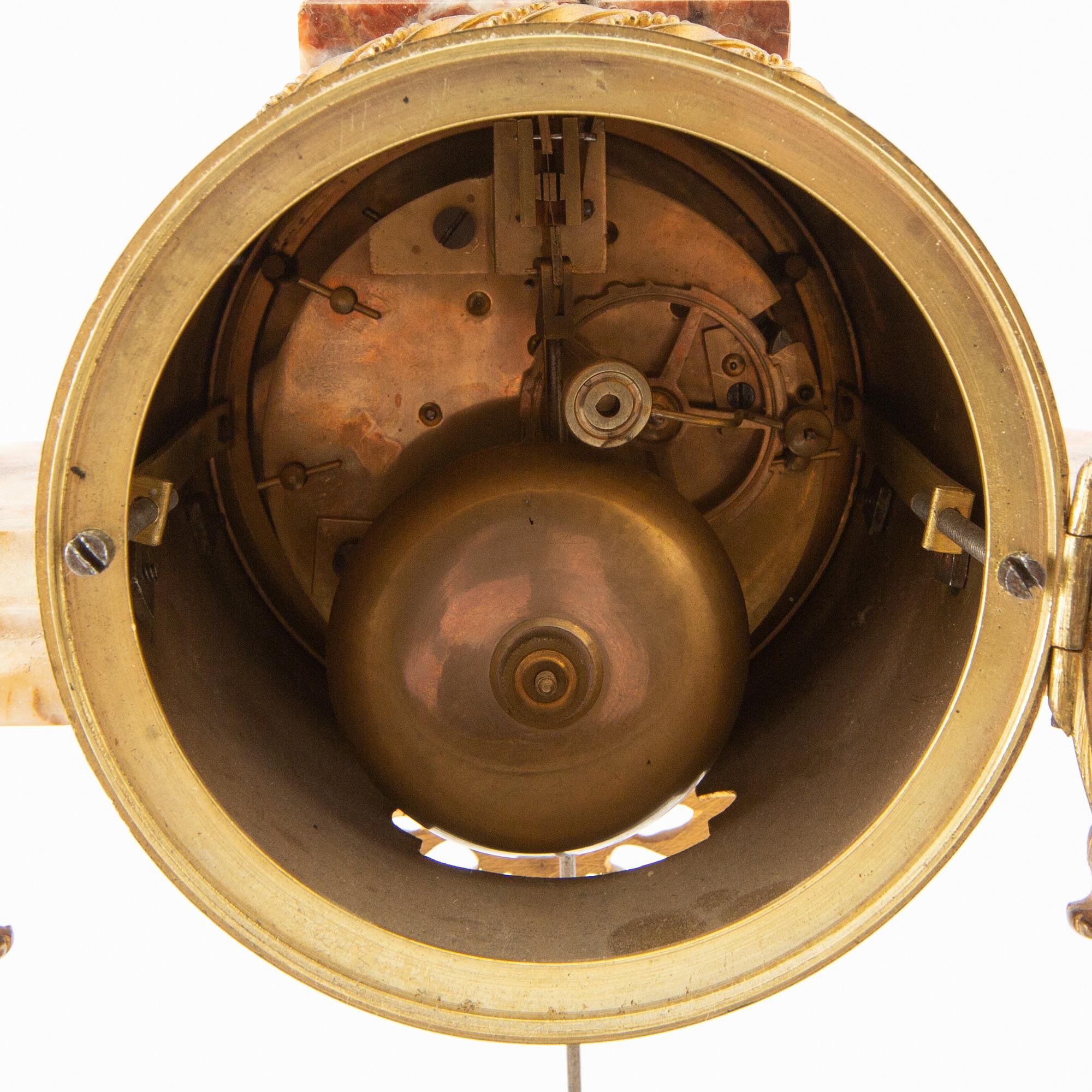 Bordspendyl Louis XVI-stil 1900-talets första hälft.