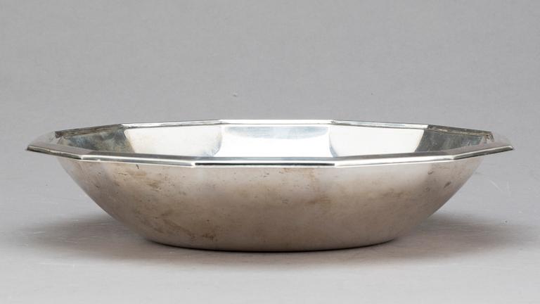 SKÅL, silver, Svenska importstämplar, 1933. Vikt ca 383 g.