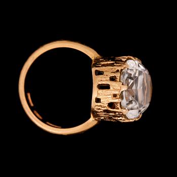 RING, 18k och 20k guld med bergkristall. Vikt ca 9,3 gram.