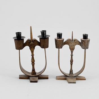 LJUSSTAKAR, kandelabrar, 2 st snarlika. Trä. Taserud. 1900-tal.