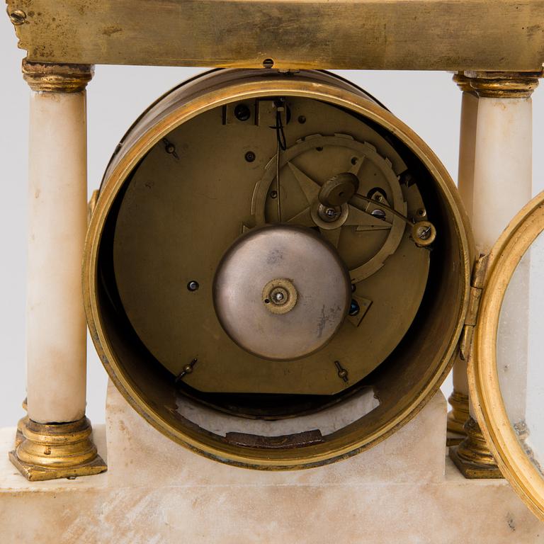 A FRENCH 18TH CENTURY TABLE CLOCK, signed Caron à Paris.