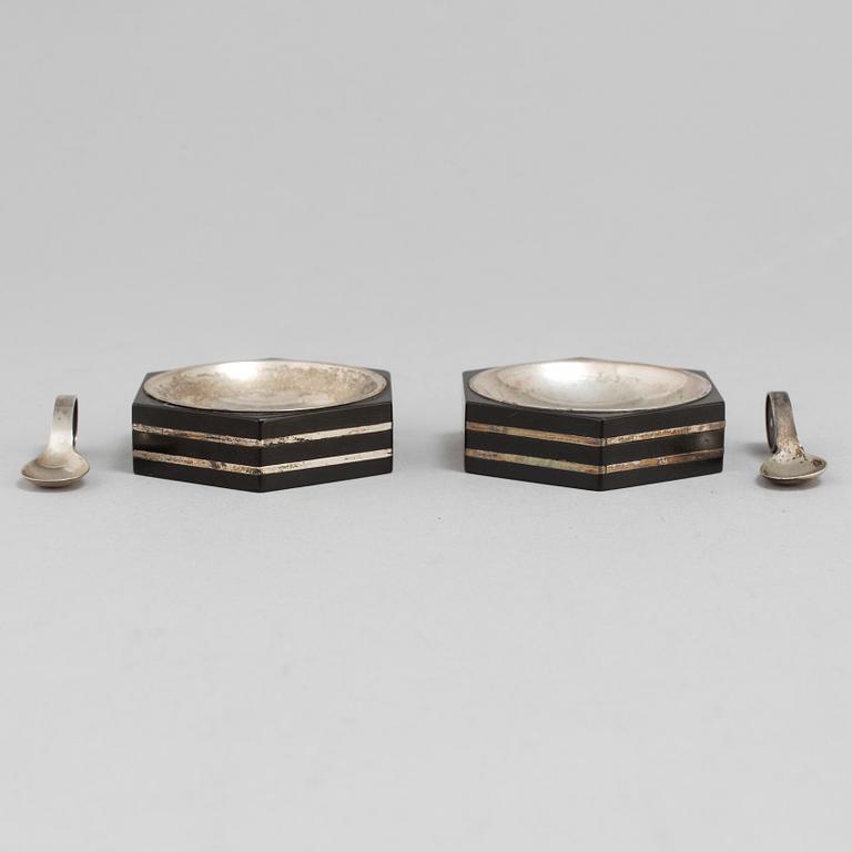 GULDSMEDSAKTIEBOLAGET, saltkar, ett par med saltskedar, Stockholm 1930-46, silver och ebenholts.