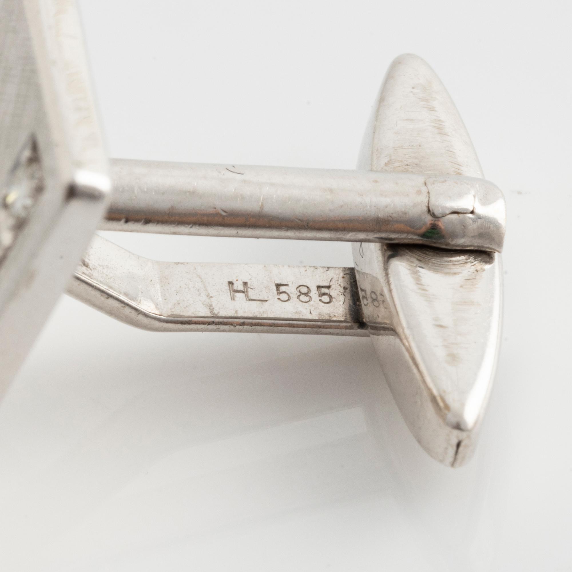 Cufflinks, a pair, white gold with brilliant-cut diamonds.