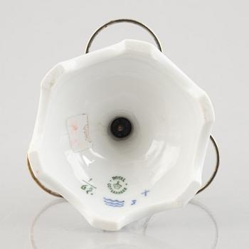 Bordsuppsats, porslin, Royal Copenhagen, "Musselmalet", modell 62, 1893-1923.