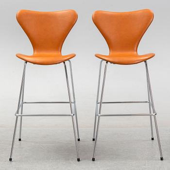 A pair of 'Sjuan/3197' bar stools, designed by Arne Jacobsen for Fritz Hansen, 21st century.