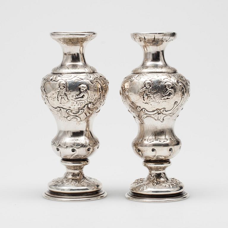 VASER, ett par, silver, engelska kontrollstämplar, London 1892, vikt ca 354 g.