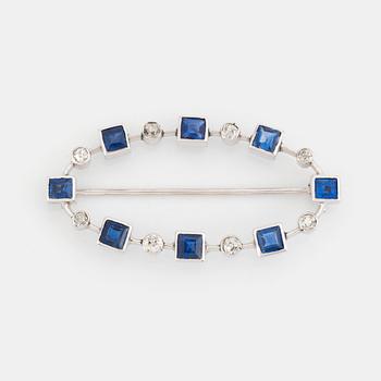 An 18K gold brooch set with faceted sapphires and old-cut diamonds.