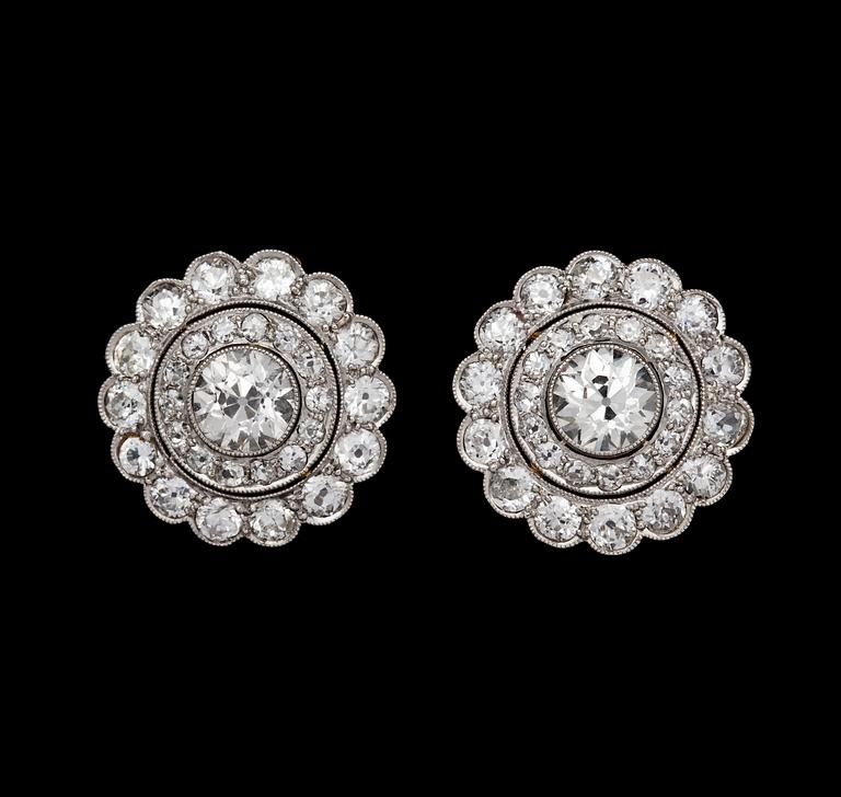 A pair of old cut diamond earclips, tot. app. 5.50 cts, 1930's.