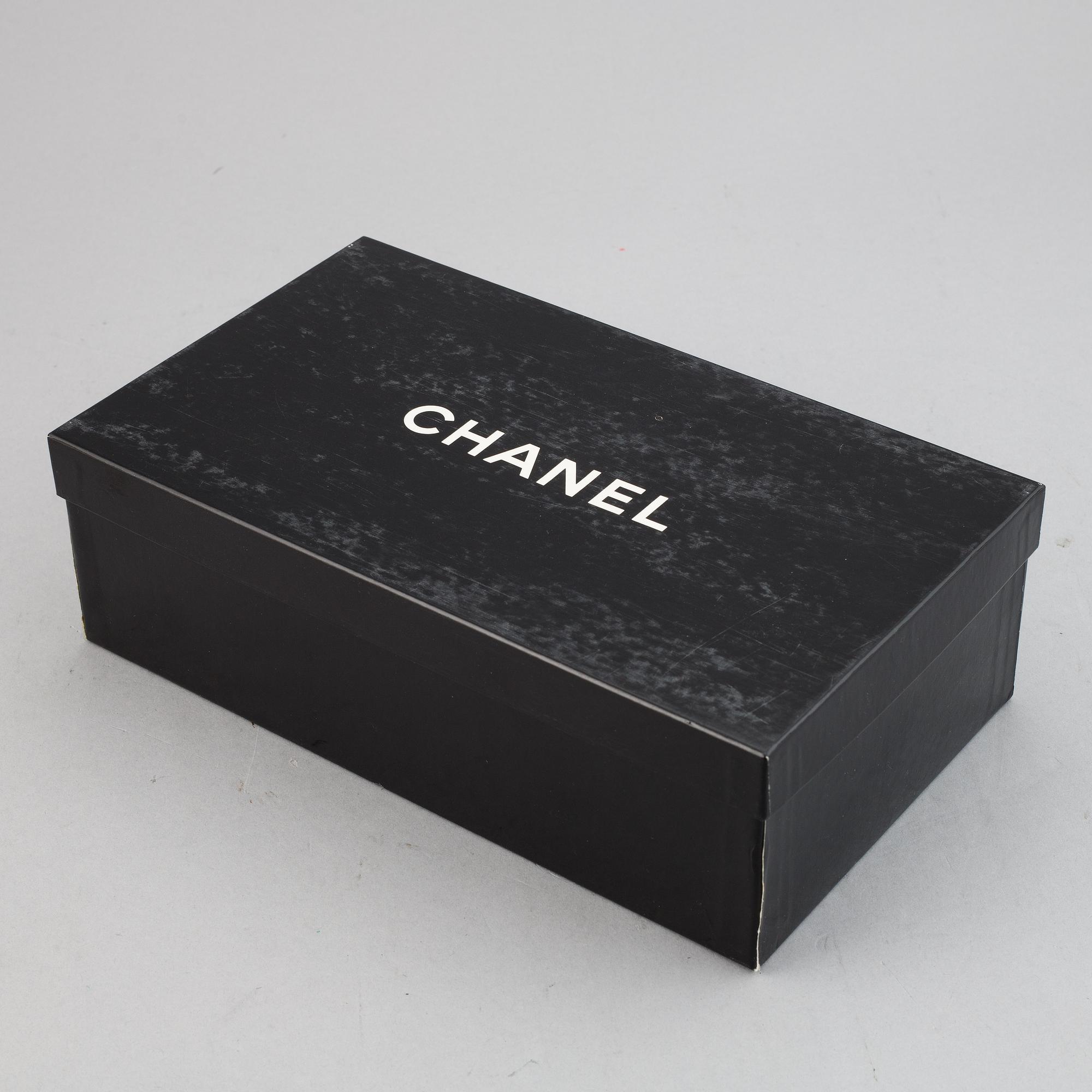 Chanel, a pair of leather shoes, size 36.