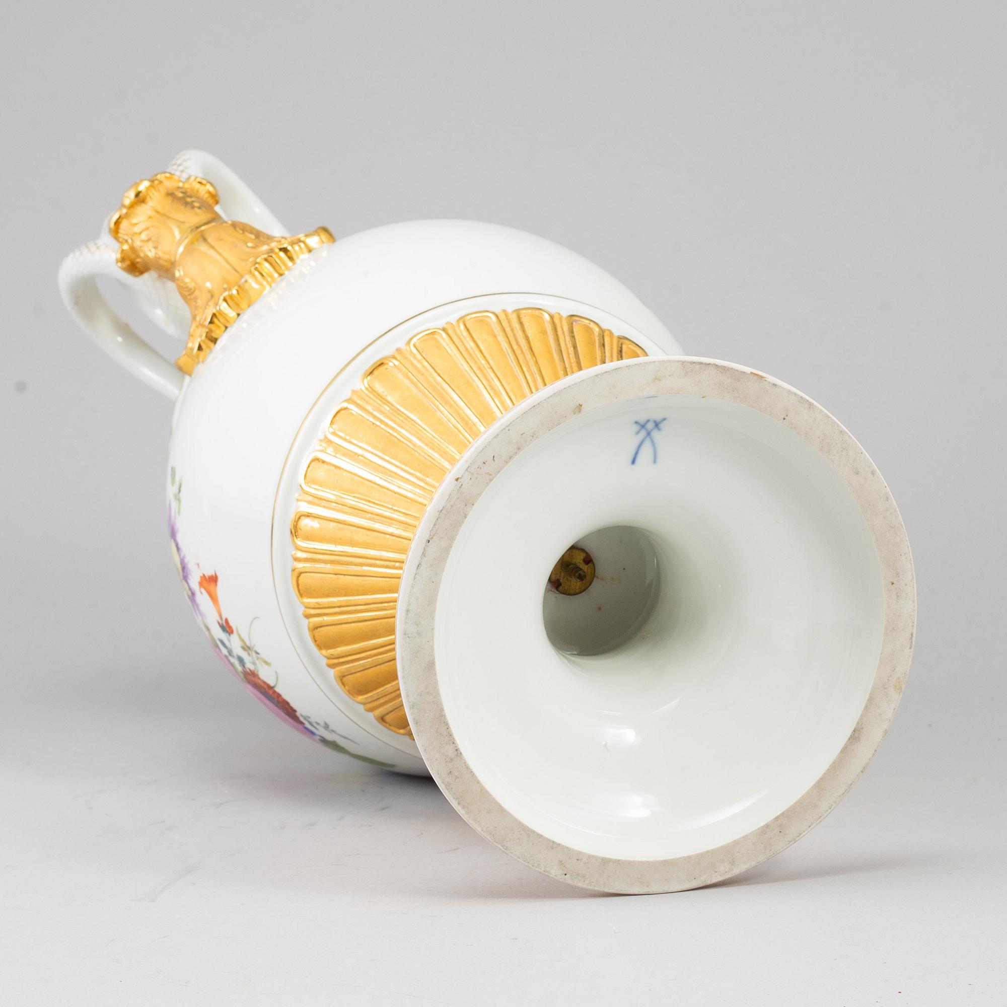 A Meissen decorative porcelaine vase.