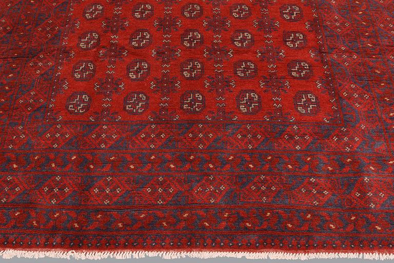 An Afghan carpet, ca 288 x 191 cm.