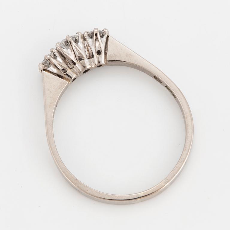 RING, 18K vitguld med tre briljantslipade diamanter.