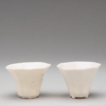 VINOFFERBÄGARE, två stycken, blanc de chine. Qingdynastin, 1700-tal.