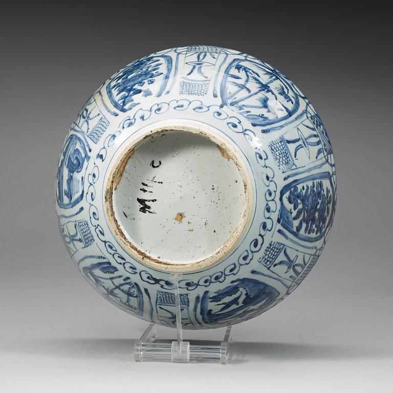 A large blue and white bowl, Ming dynasty, Wanli (1573-1620).