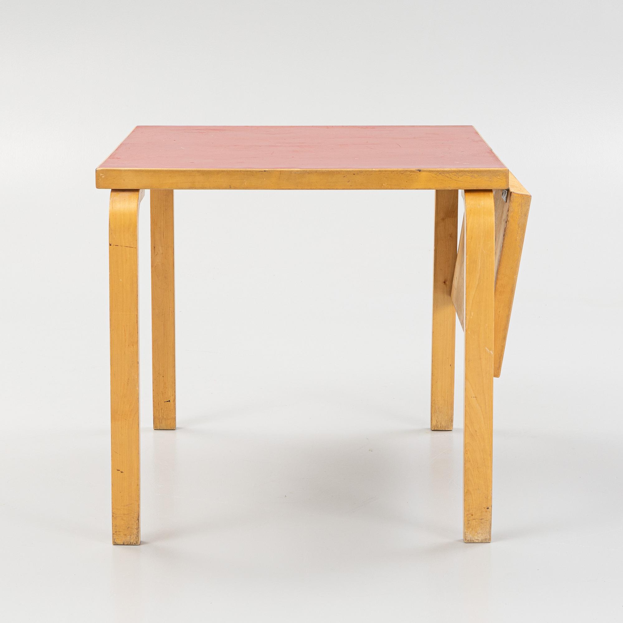 Alvar Aalto, stolar, 3 st, modell 66, samt matbord, Artek, Finland.