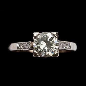 RING, 18k vitguld med briljantslipad diamanter, tot ca 0,96 ct. C G Hallberg, Stockholm 1973. Vikt ca 2,5 g.